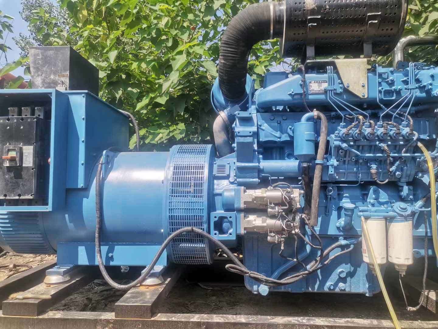 当涂详细说明降低 800kW 柴油发电机输出电流波动的方法